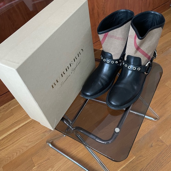 Burberry Mint Condition Size 10 Ankle Boot - Picture 1 of 3